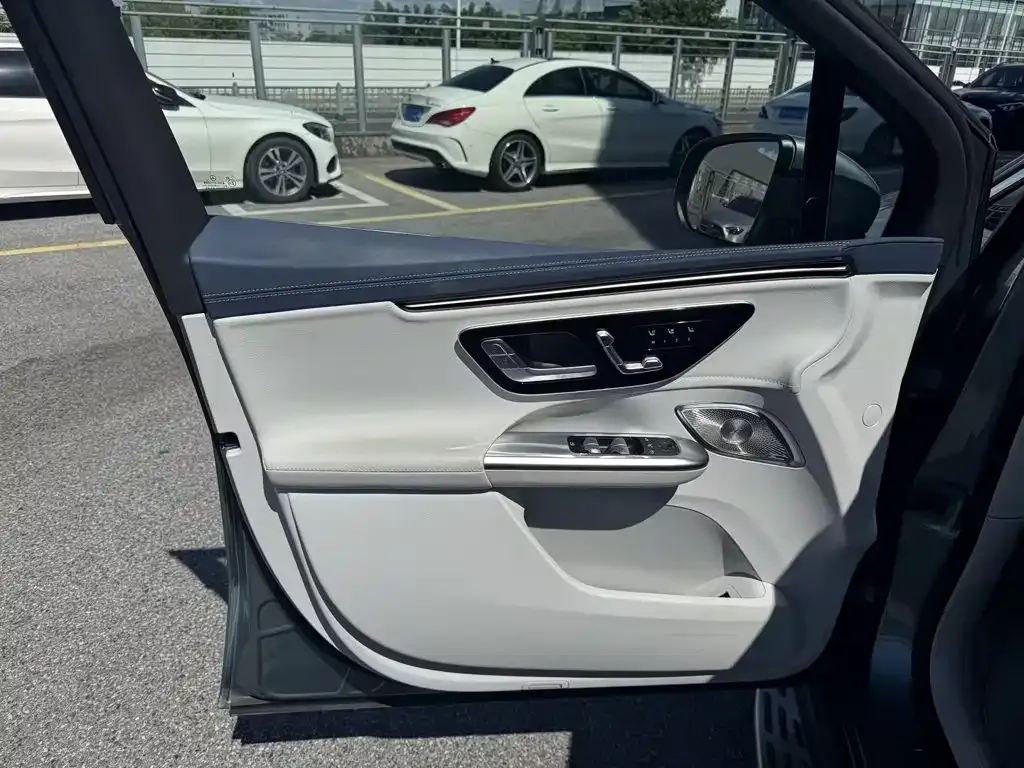 Mercedes-Benz EQE SUV — фото 10
