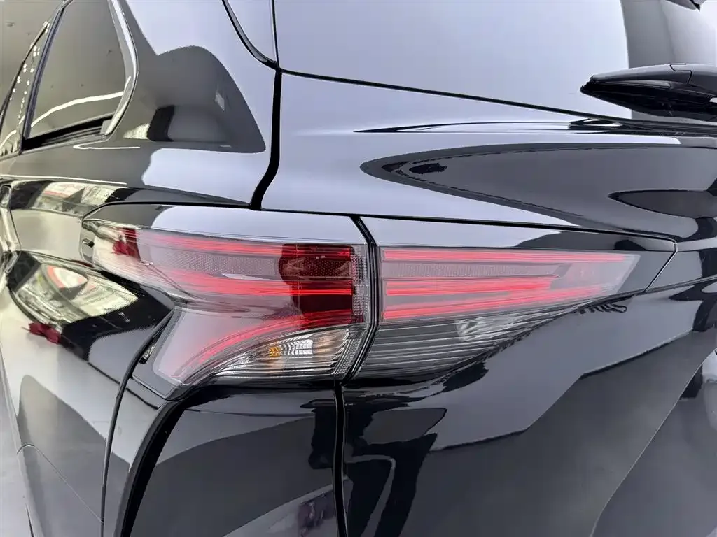 Toyota Sienna — фото 10