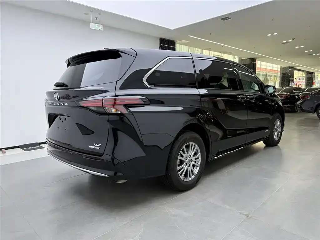 Toyota Sienna — фото 9