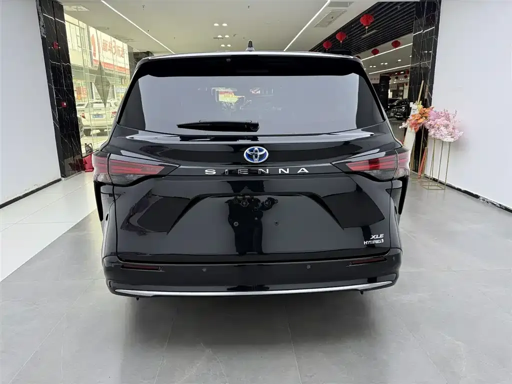 Toyota Sienna — фото 2