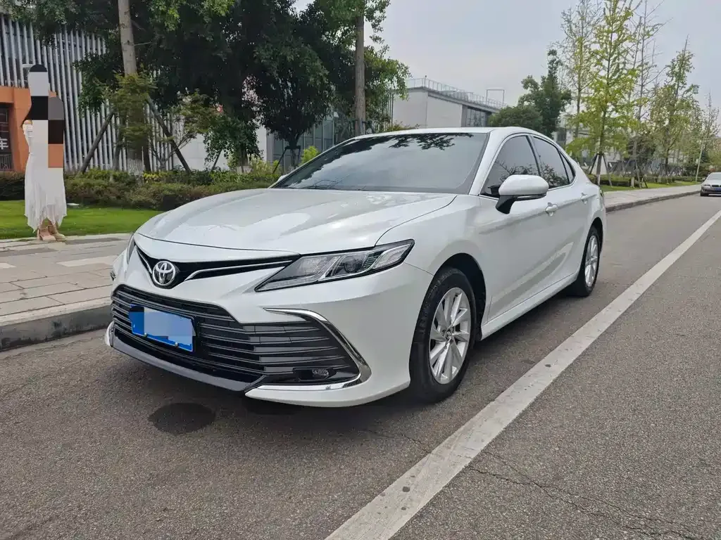 Toyota Camry — фото 1