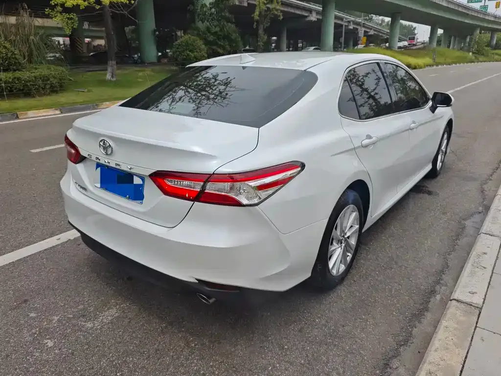 Toyota Camry — фото 7
