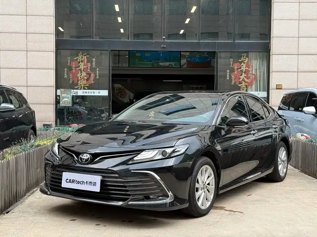 Toyota Camry — фото 1