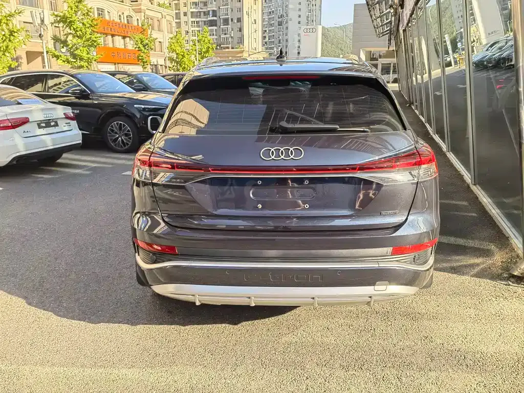 Audi Q4 e-tron — фото 4