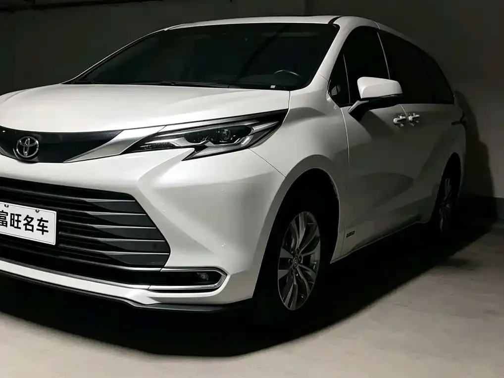 Toyota Sienna — фото 1