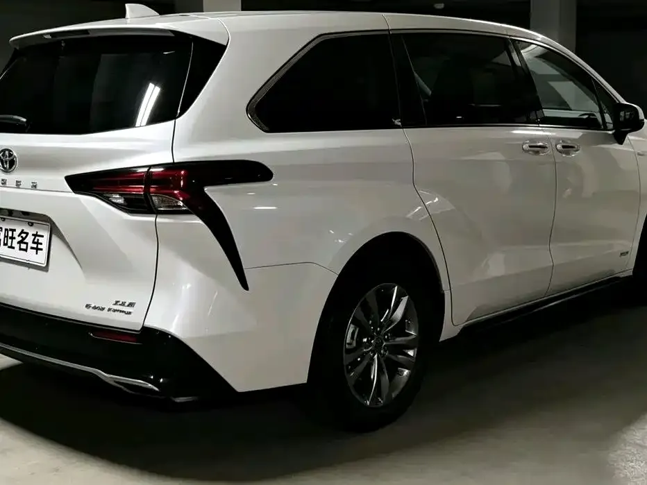Toyota Sienna — фото 8