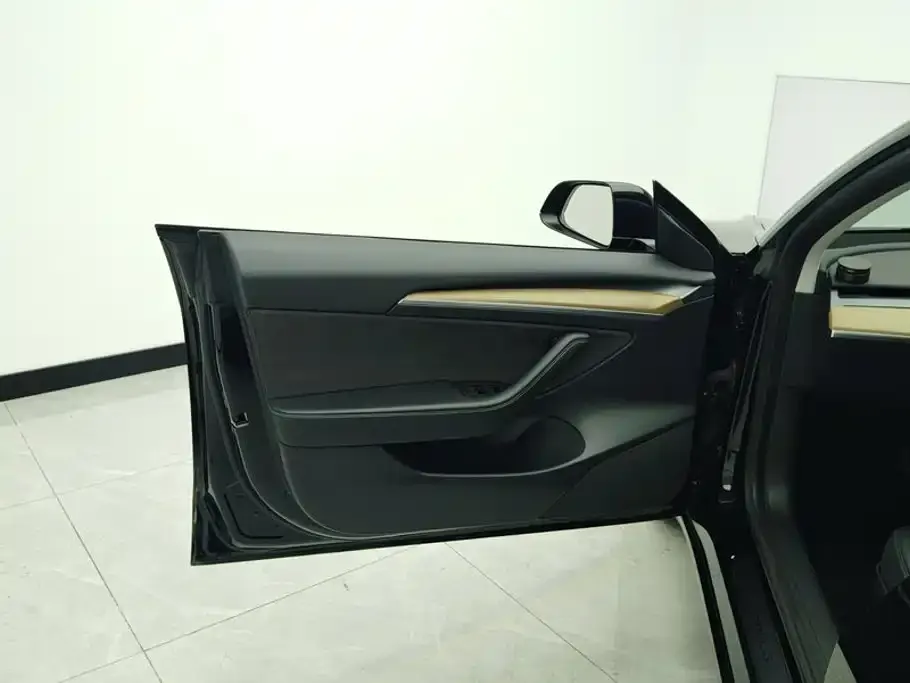 Tesla Model 3 — фото 10