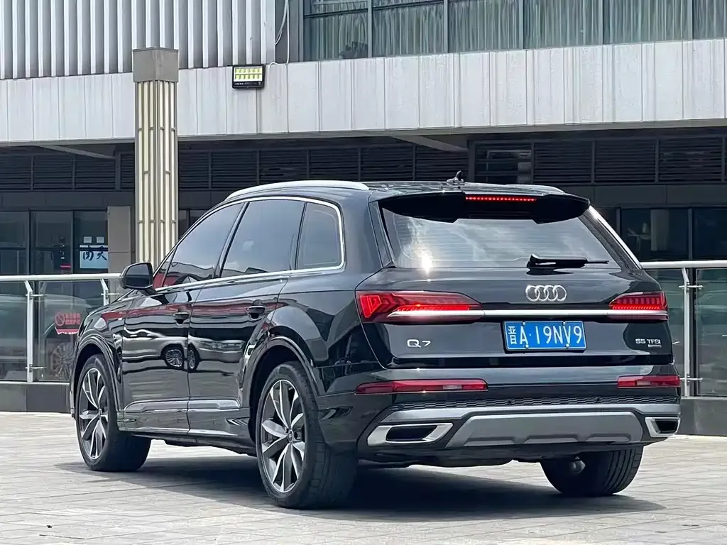 Audi Q7 — фото 10