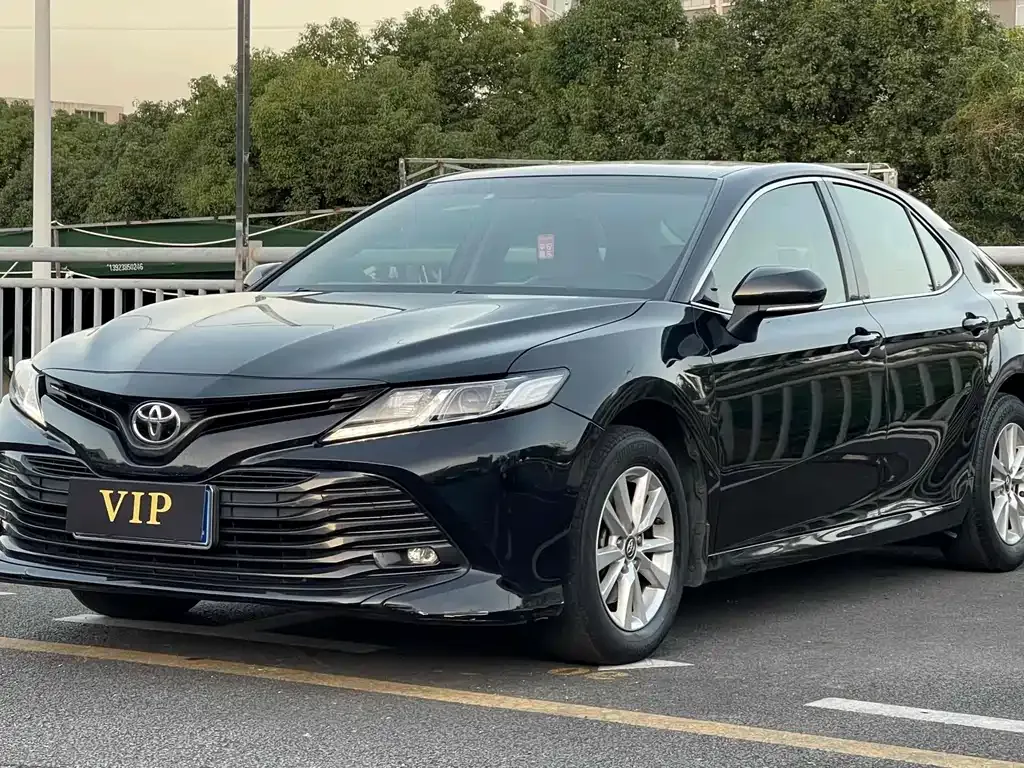Toyota Camry — фото 1