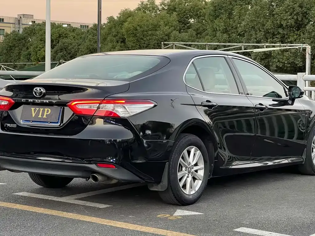 Toyota Camry — фото 2