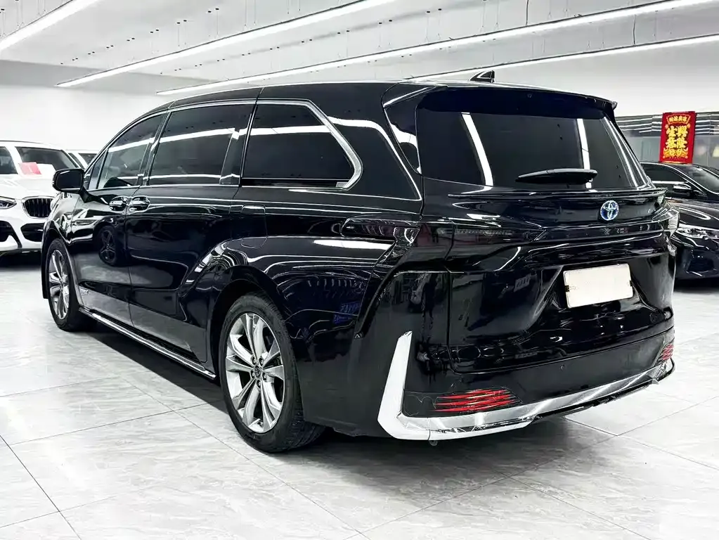 Toyota Sienna — фото 3