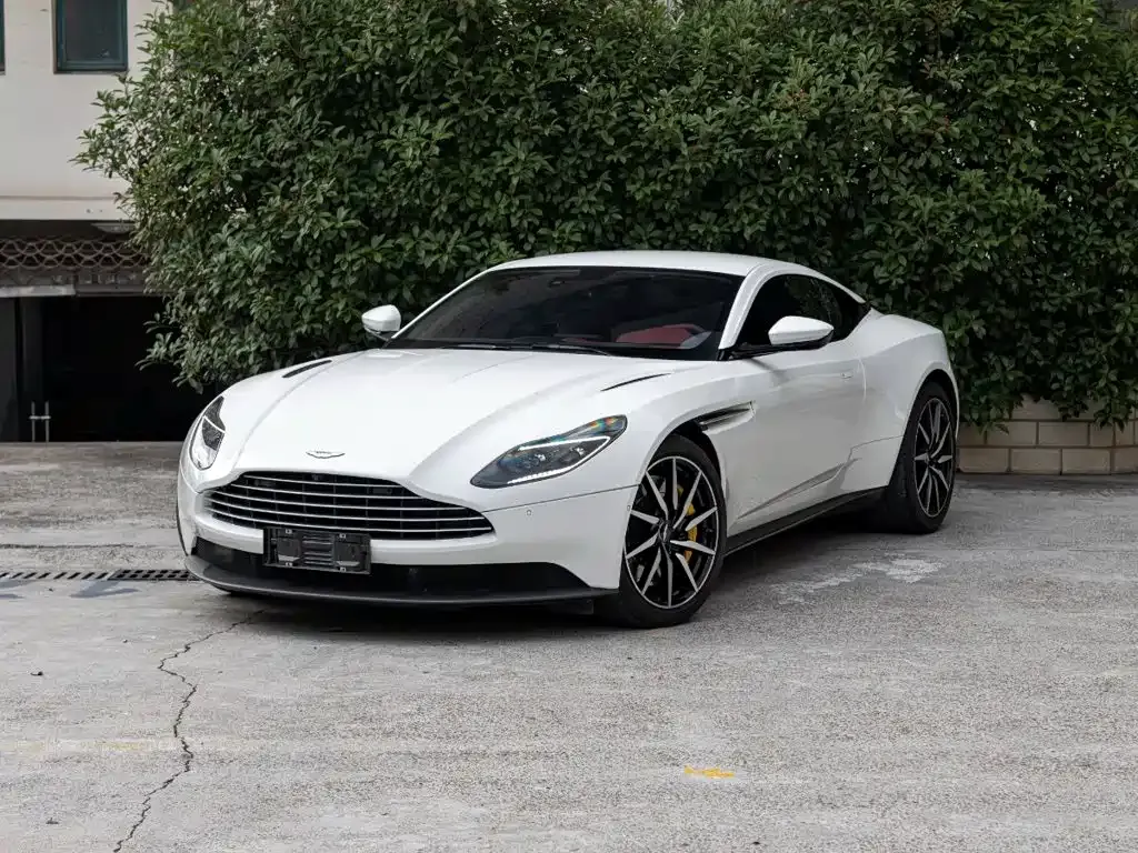 Aston Martin DB11 — фото 1