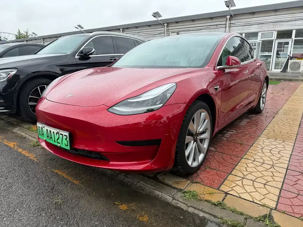Tesla Model 3 — фото 1