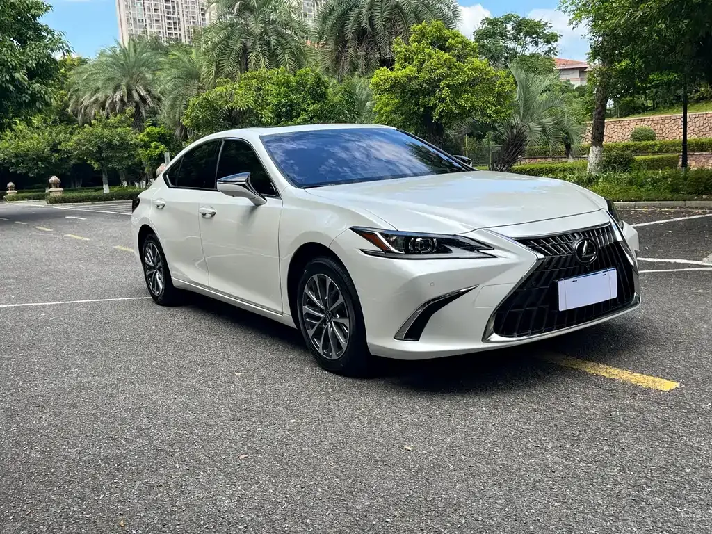 Lexus ES — фото 1