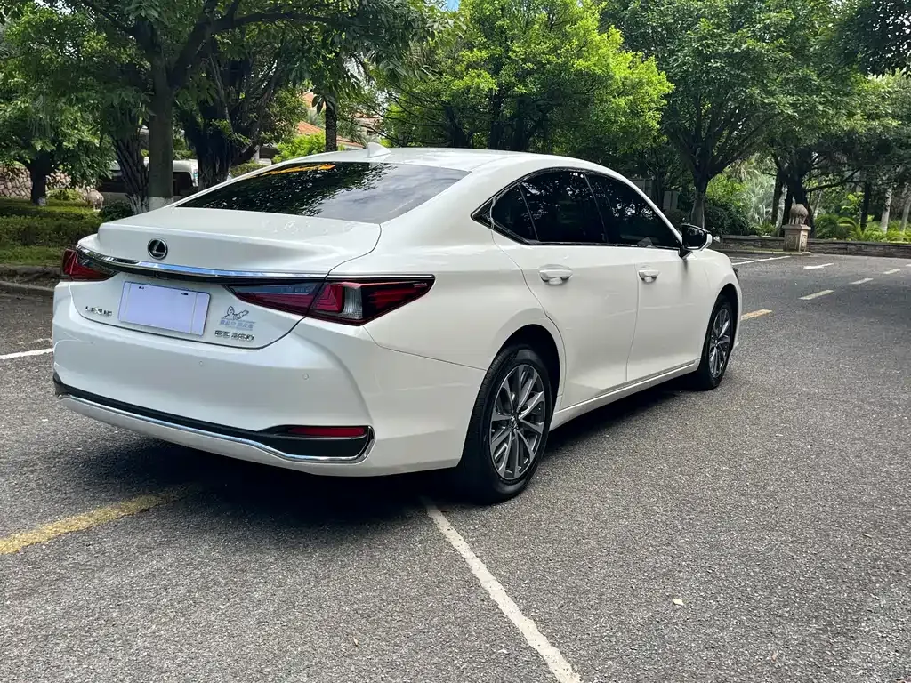 Lexus ES — фото 8