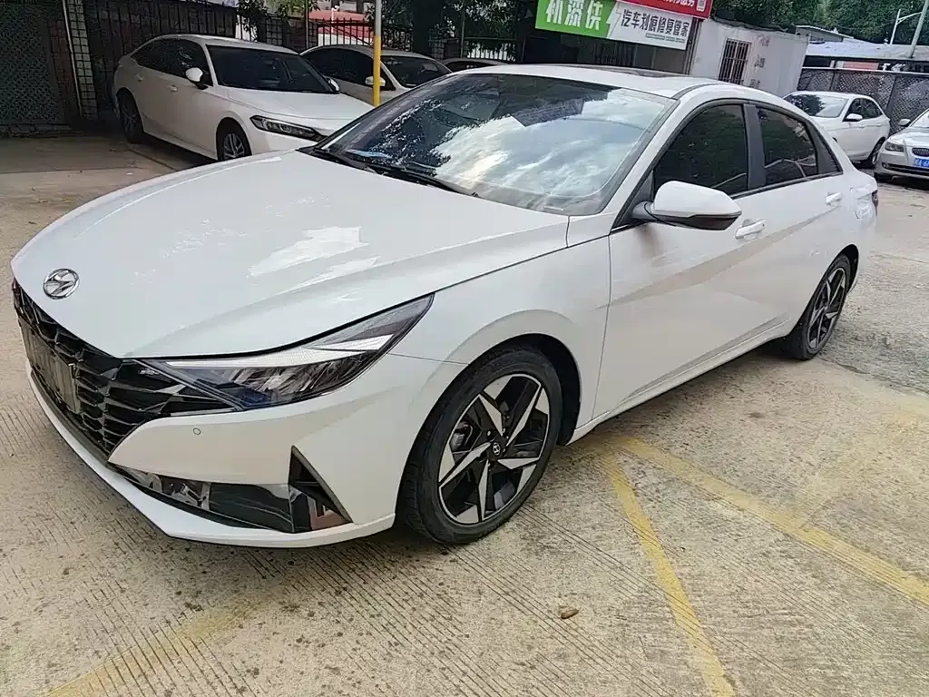 Hyundai Elantra — фото 1