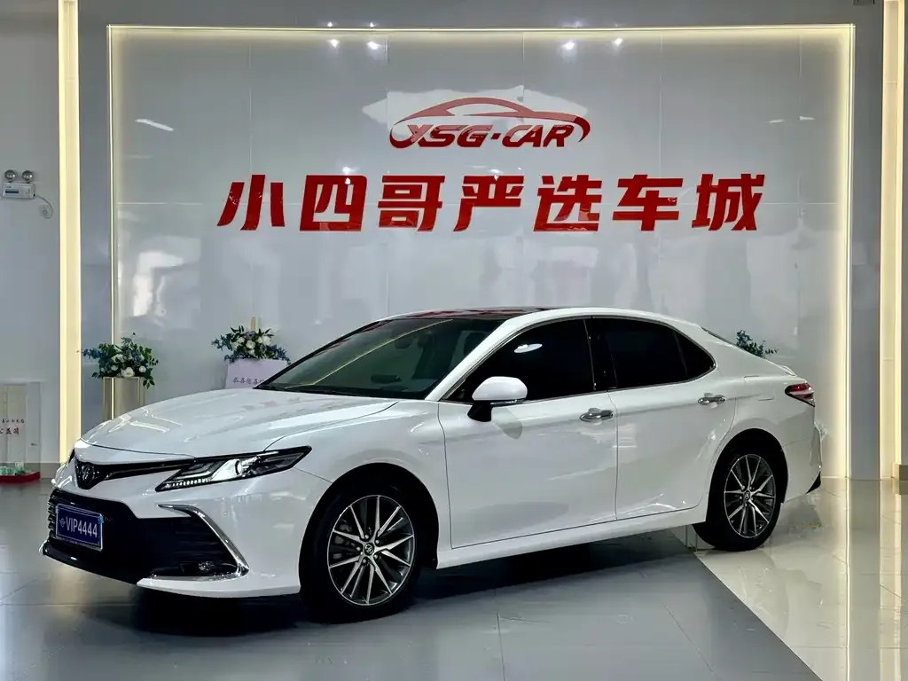 Toyota Camry — фото 1