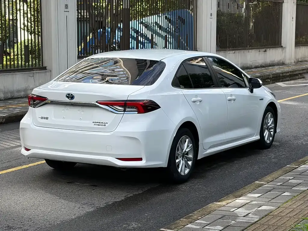 Toyota Corolla — фото 5