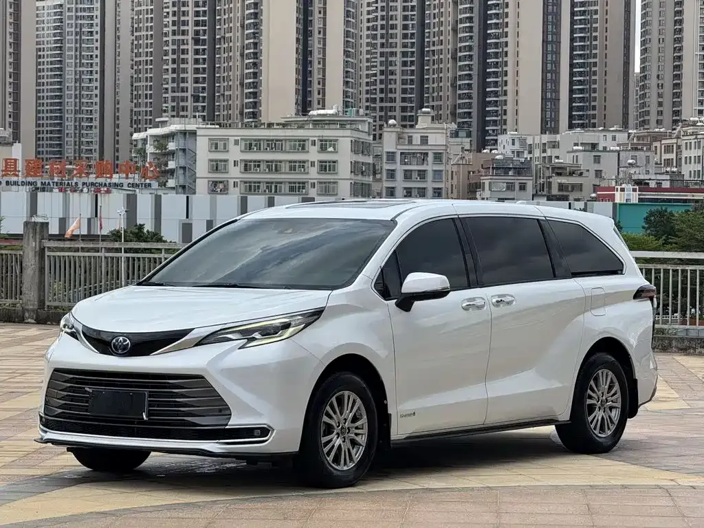 Toyota Sienna — фото 1