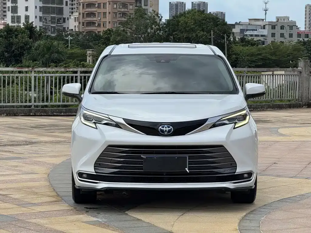 Toyota Sienna — фото 7