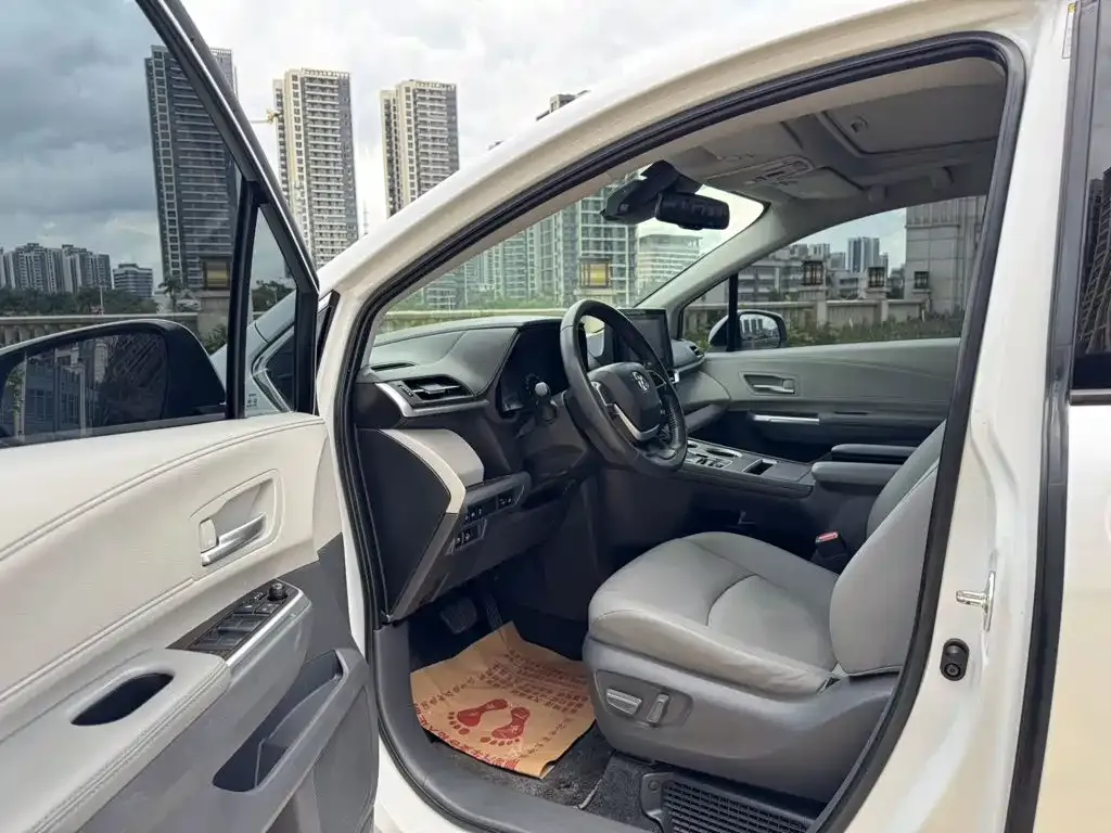 Toyota Sienna — фото 2