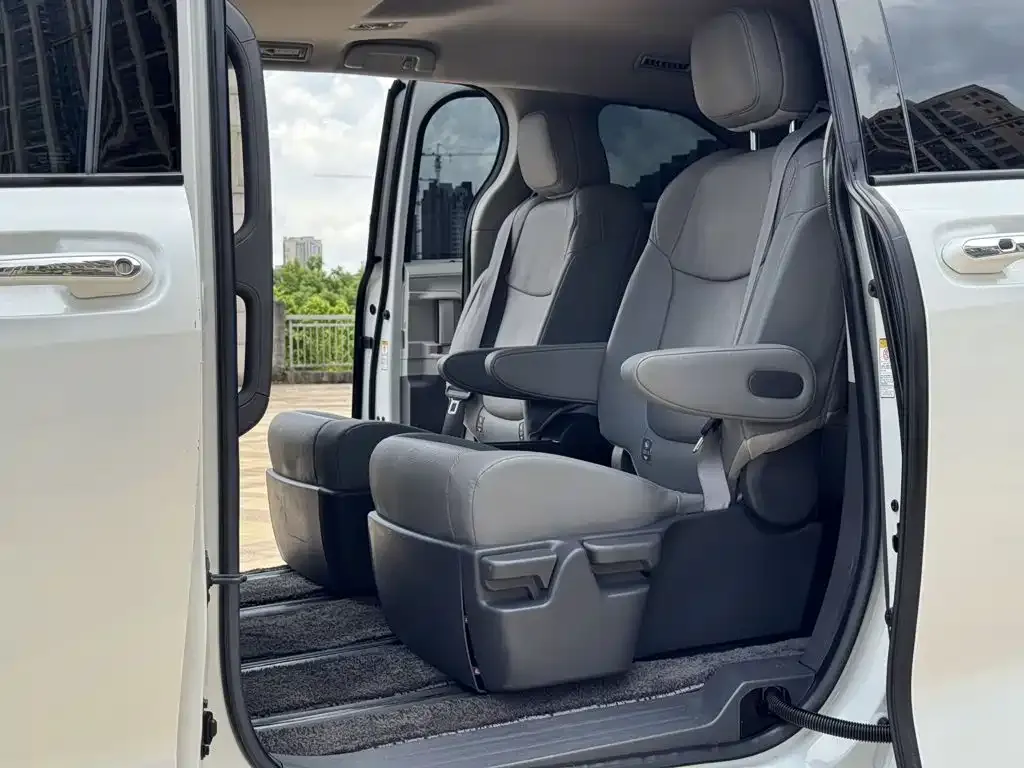 Toyota Sienna — фото 5