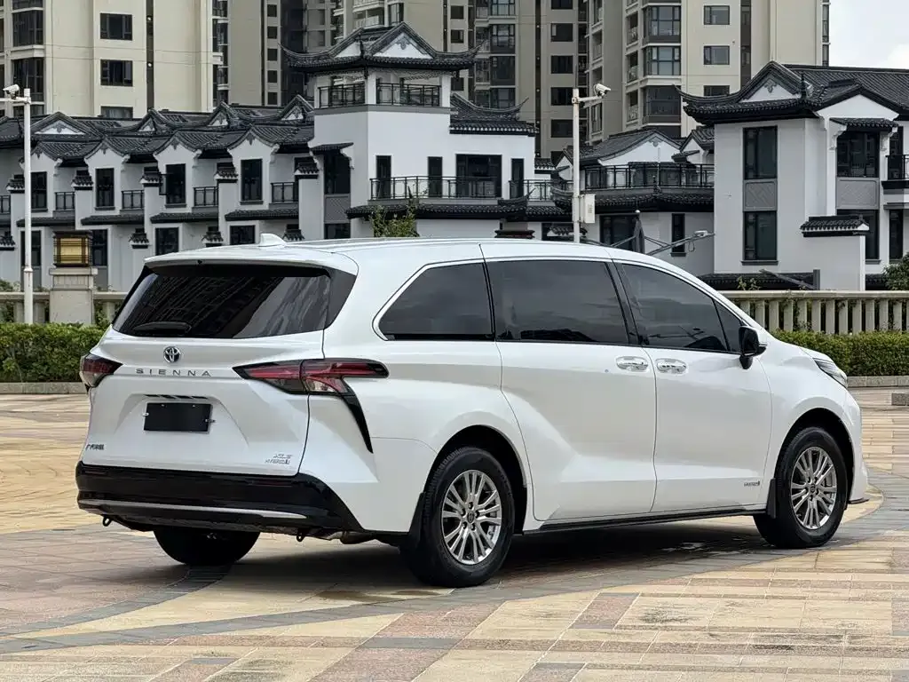 Toyota Sienna — фото 4