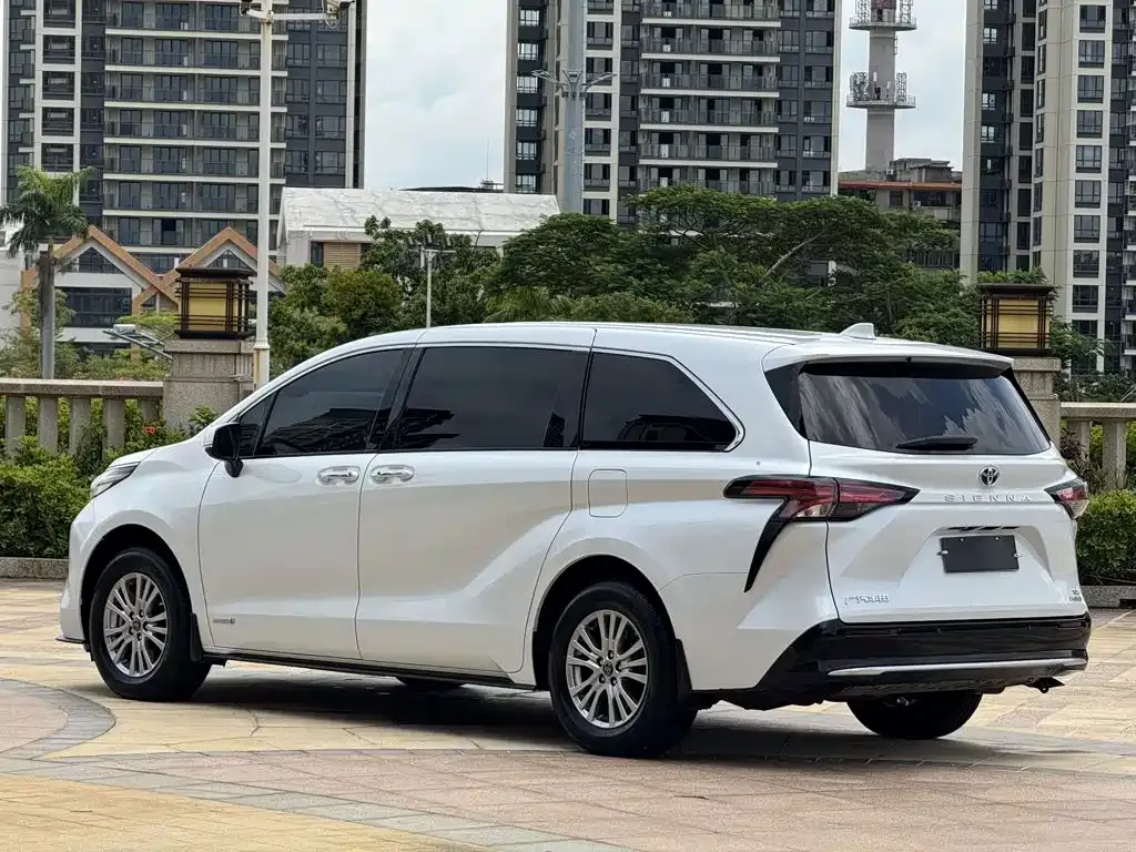 Toyota Sienna — фото 3