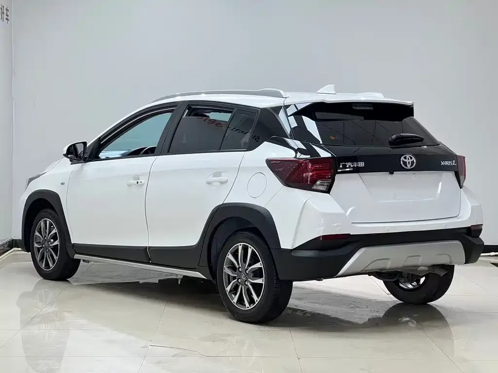 Toyota Yaris L — фото 10