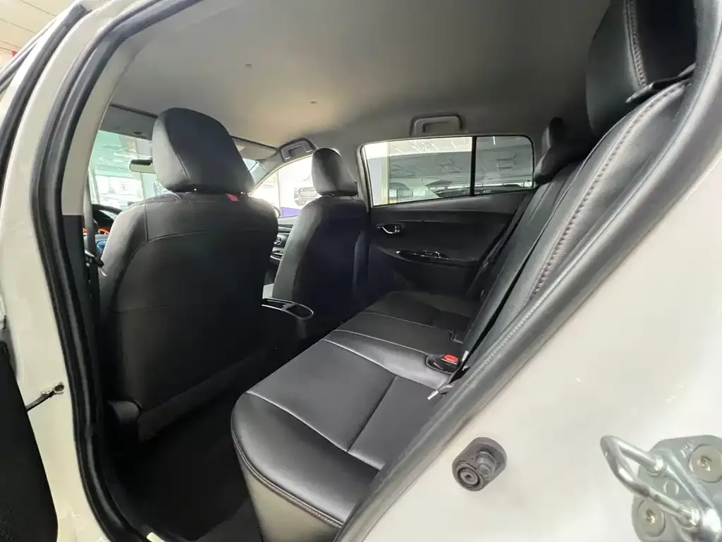 Toyota Yaris L — фото 3