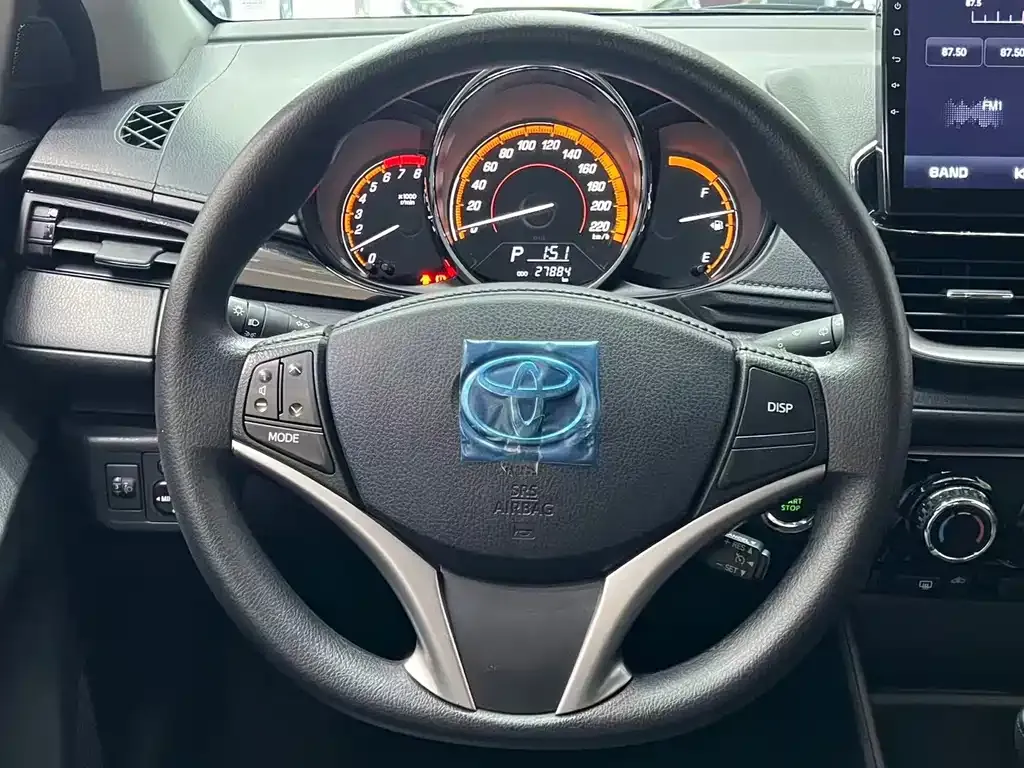 Toyota Yaris L — фото 5
