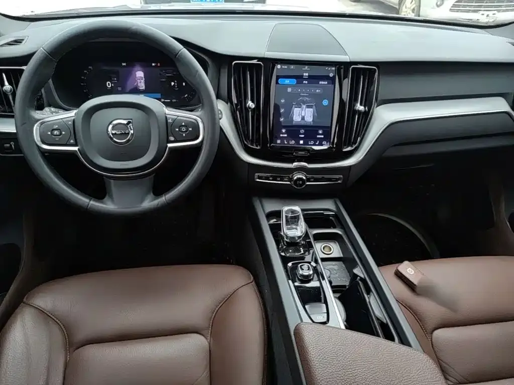 Volvo XC60 — фото 10