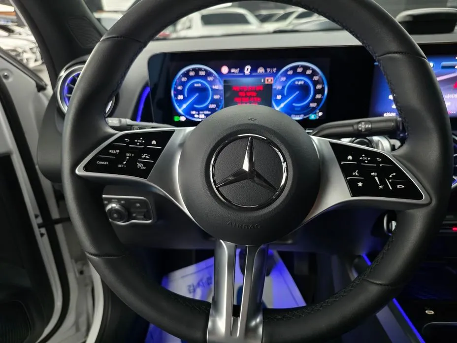 Mercedes-Benz EQB — фото 10
