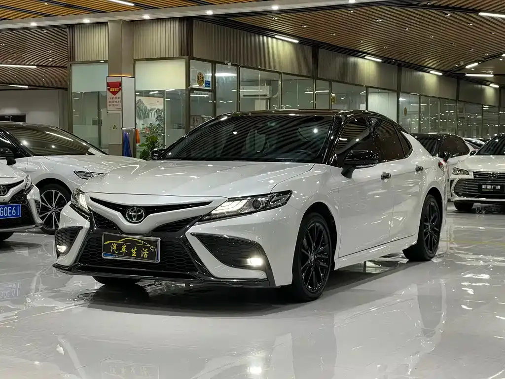 Toyota Camry — фото 1