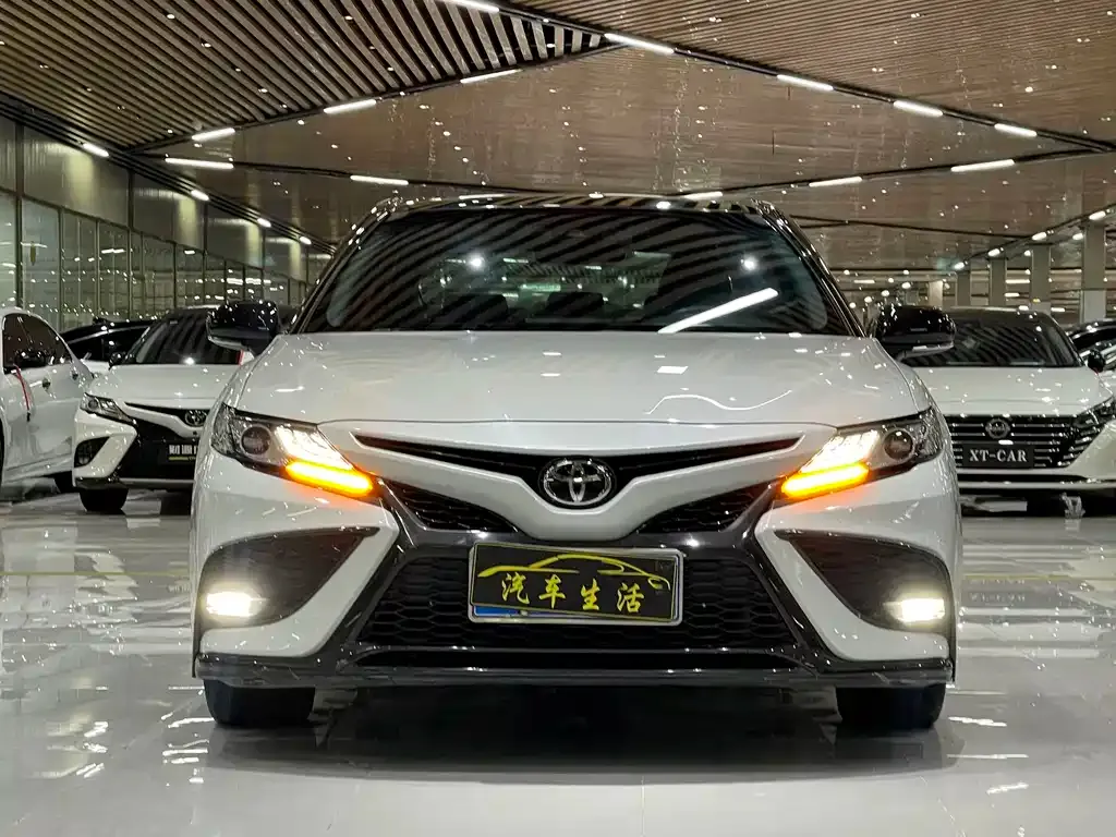 Toyota Camry — фото 3