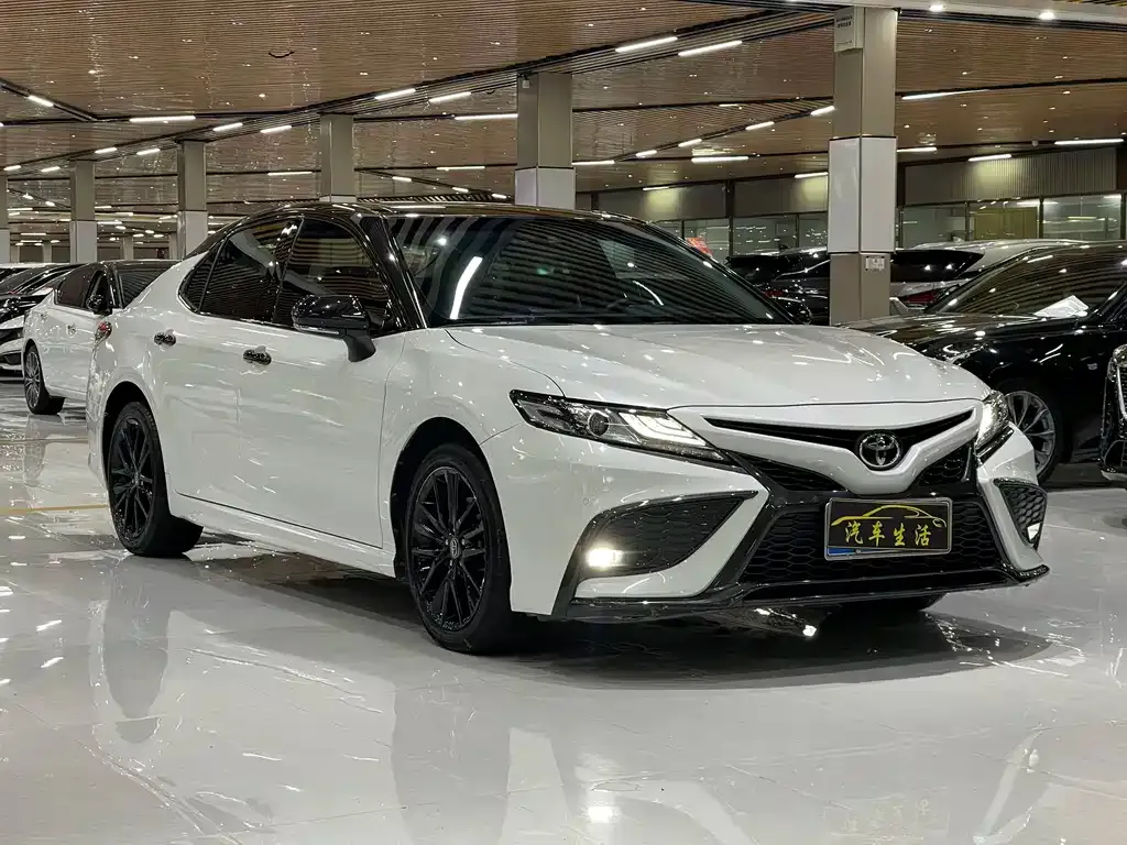 Toyota Camry — фото 7