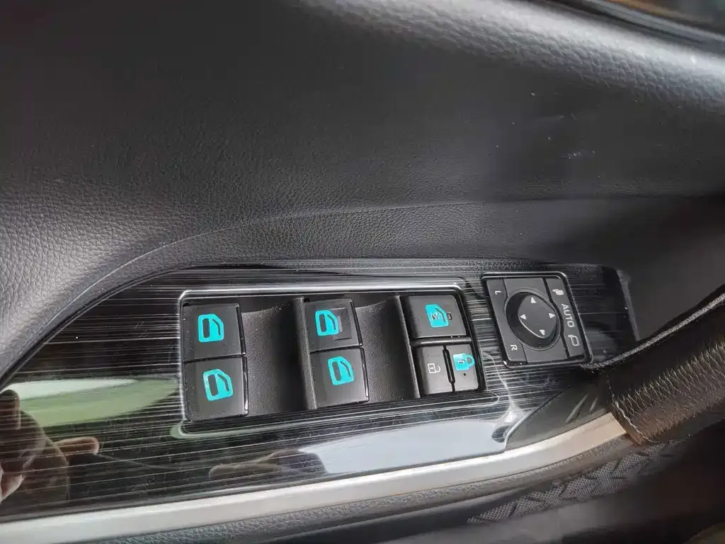 Toyota RAV4 — фото 4