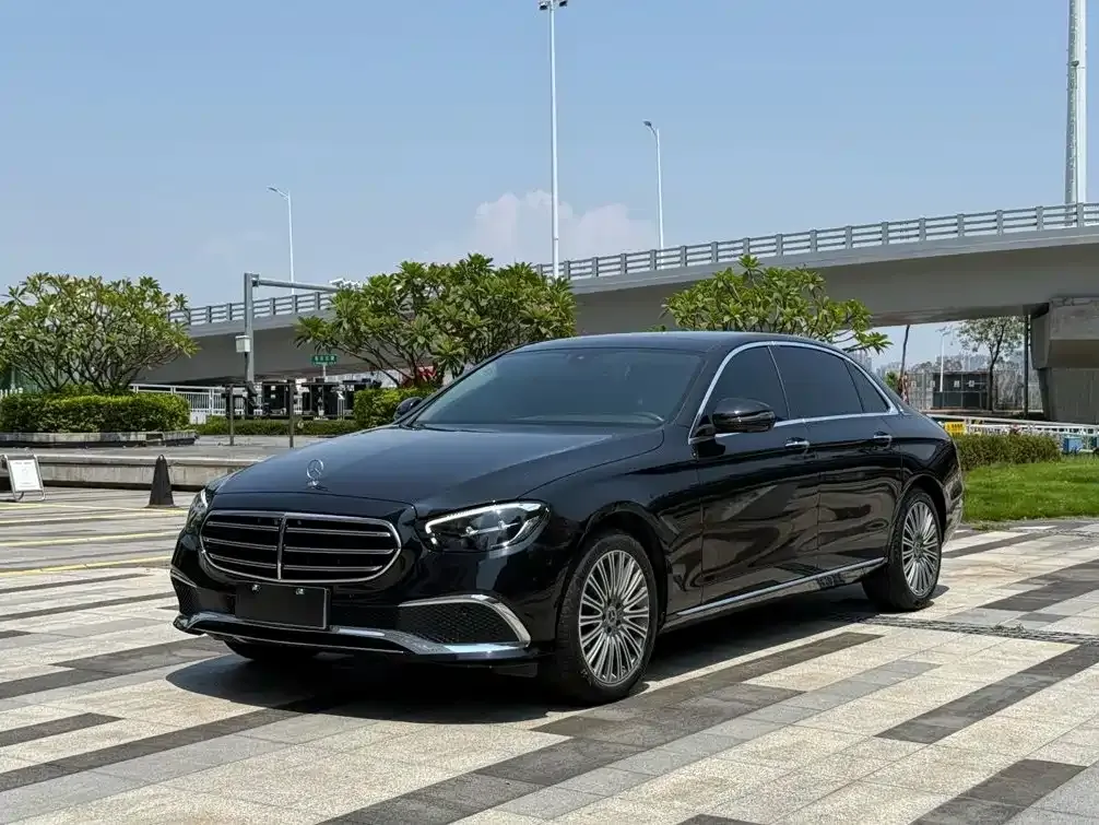 Mercedes-Benz E-Class — фото 1