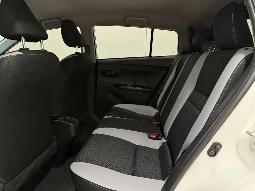 Toyota Yaris L — фото 2
