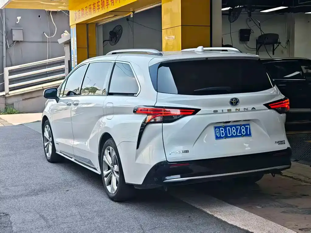 Toyota Sienna — фото 6