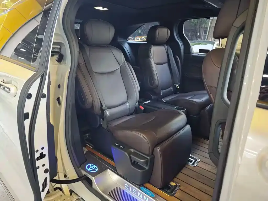 Toyota Sienna — фото 9