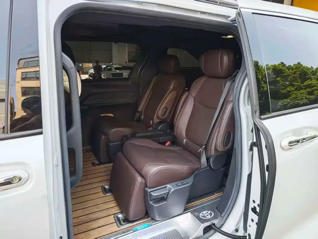 Toyota Sienna — фото 3