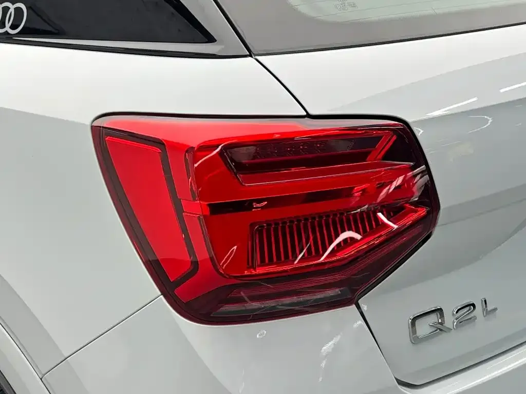 Audi Q2L — фото 10