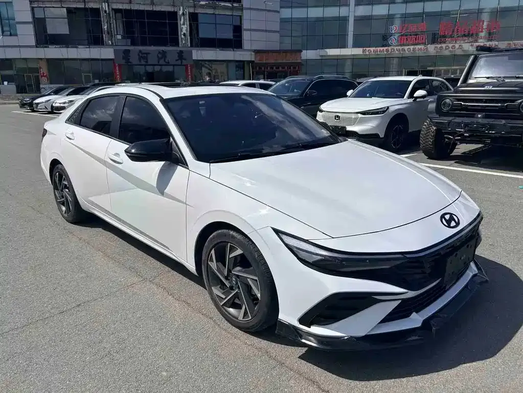 Hyundai Elantra — фото 1