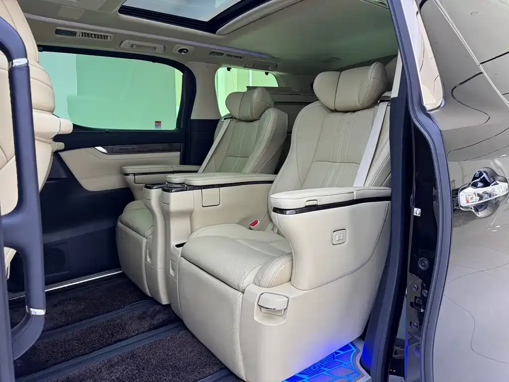 Toyota Alphard — фото 3