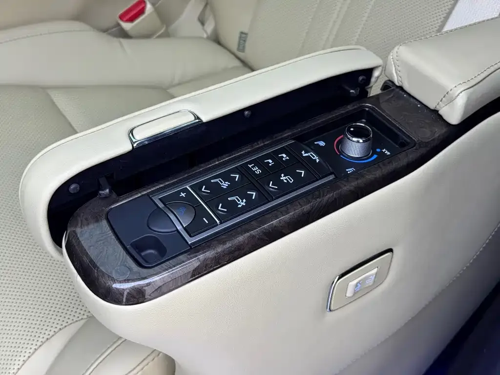 Toyota Alphard — фото 2