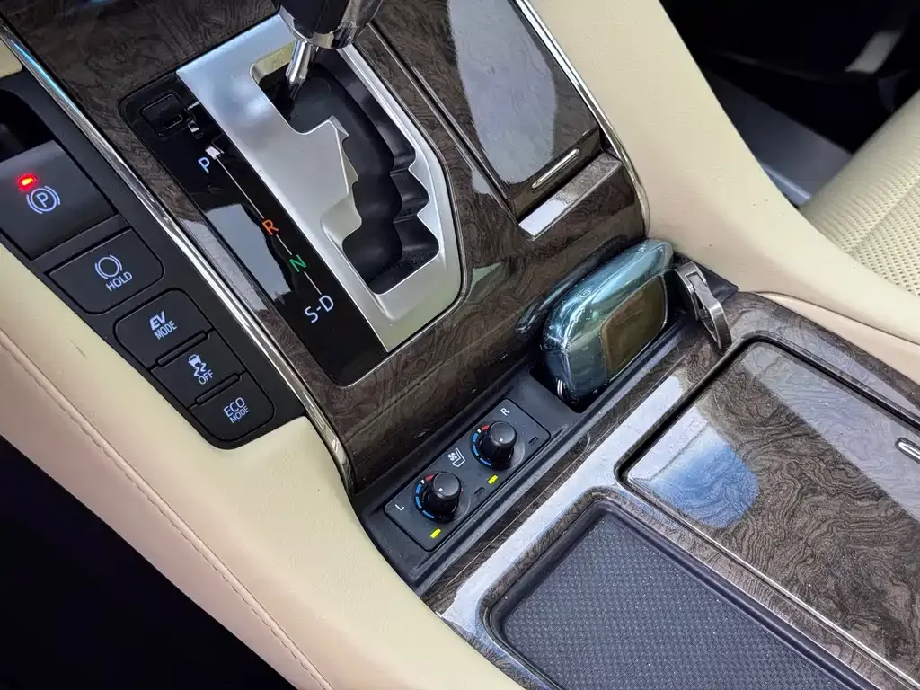 Toyota Alphard — фото 9