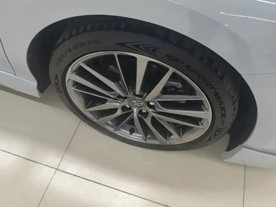 Toyota Camry — фото 5