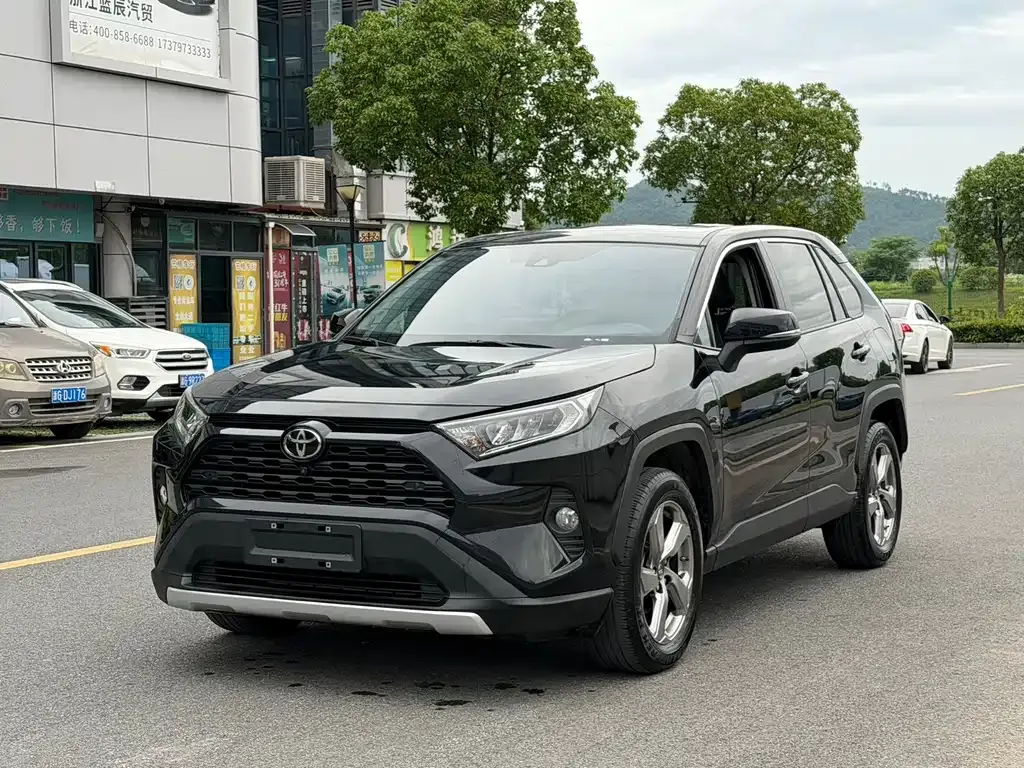 Toyota RAV4 — фото 1