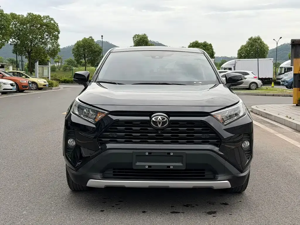 Toyota RAV4 — фото 9